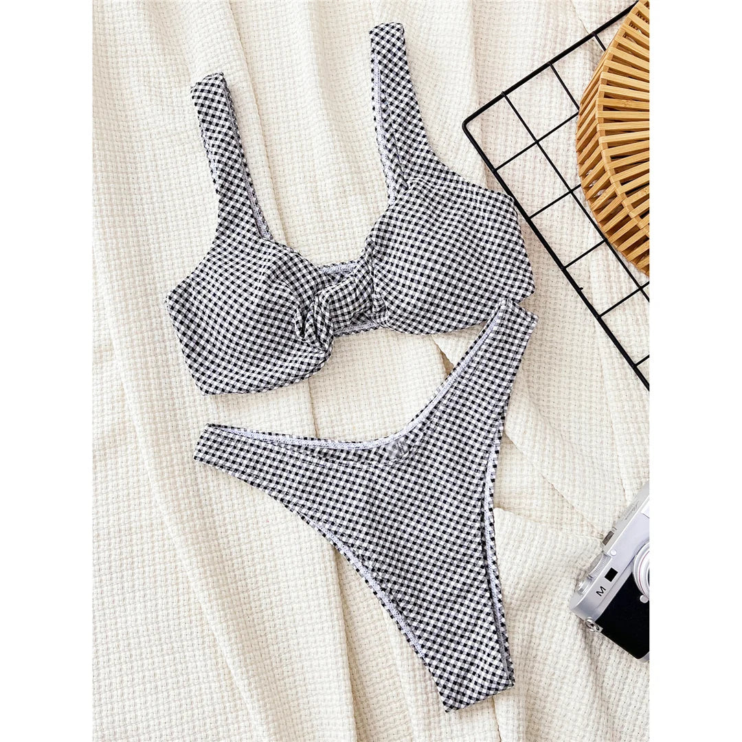 Schwarz-weiß kariertes brasilianisches High-Cut-Bikini-Set mit Karomuster, Polyester-Elasthan-Material, drahtlos, niedrige Taille Design für Frauen, verbessert die Silhouette, fashion-forward Stil.