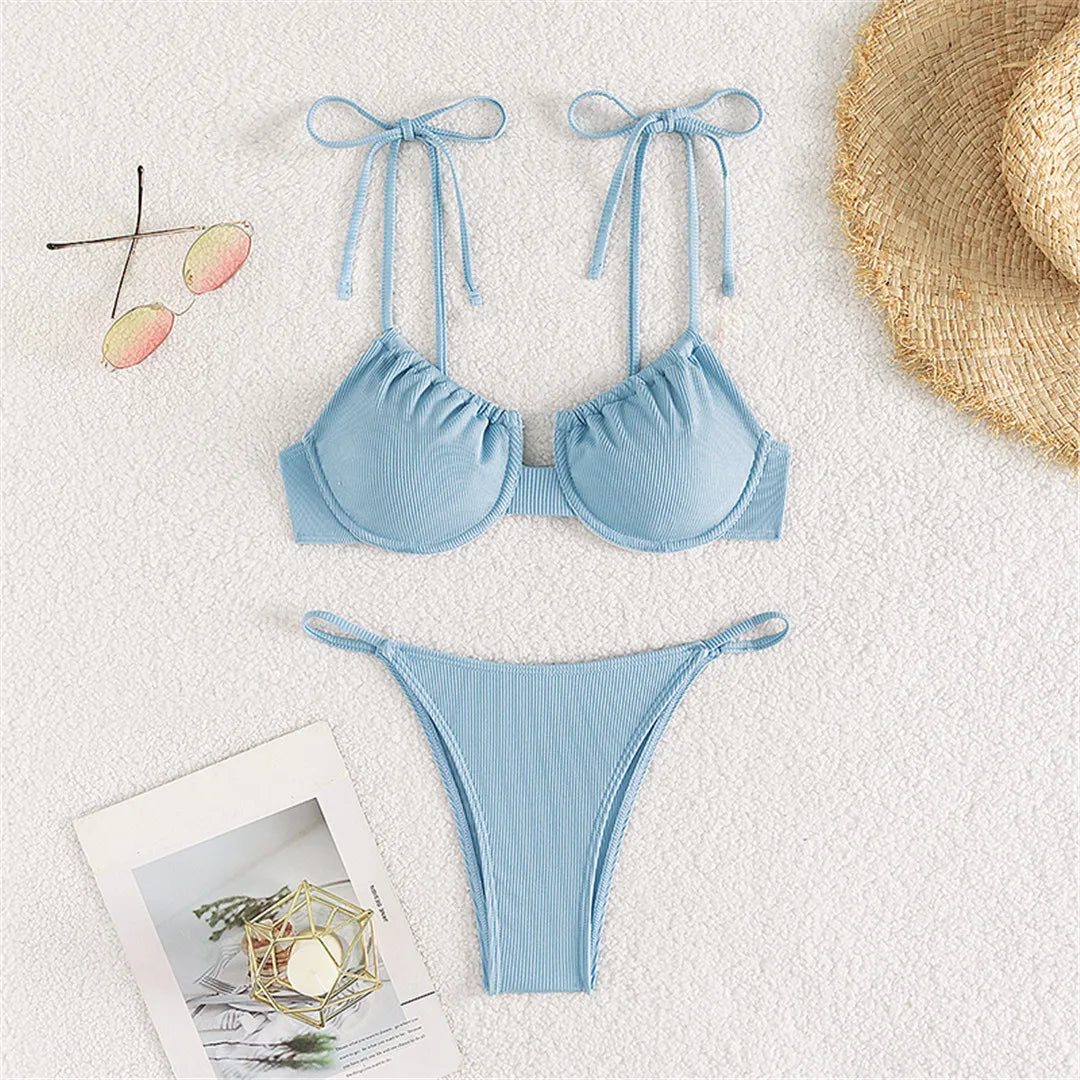 Bikini-Set mit Bügel und geripptem Beinausschnitt für Frauen, einfarbig blau, Bademode mit niedriger Taille, bietet zusätzlichen Auftrieb und ein modernes Gefühl, erhältlich in den Größen XS bis L, perfekt für Strand oder Pool