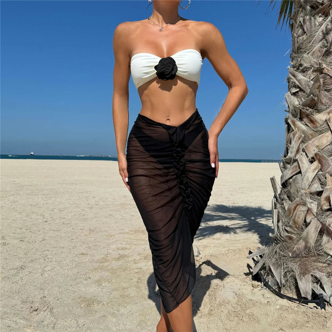 Erleben Sie Eleganz mit dem dreiteiligen 3D-Blumen-Bandeau-Bikini-Set, das ein wunderschön verziertes Bandeau-Oberteil, eine passende Bikini-Hose und einen schicken Rock für ein vielseitiges Styling umfasst. Dieses einfarbige, kabellose Set aus Polyester und Elasthan verfügt über stützende Pads und eine niedrige Taille - perfekt für anspruchsvolle Looks am Strand oder am Pool. Erhältlich in Schwarz und Weiß.