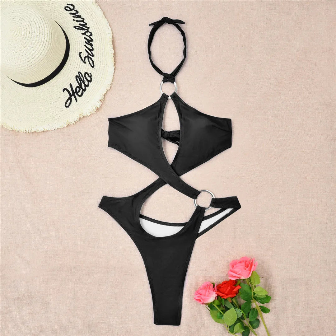 Bold Cut Out Halter One Piece Swimsuit für Frauen. Dieser einzigartige Monokini verfügt über einen Neckholder-Ausschnitt und einen hohen Beinausschnitt, um Ihre Silhouette zu verlängern und Ihre Form zu verbessern. Er ist aus komfortablem und strapazierfähigem Nylon und Spandex in Uni-Farben gefertigt. Dieser gewagte Badeanzug ist in den Größen S bis XL erhältlich und wird in fünf auffälligen Farben angeboten: Schwarz, Königsblau, Kaffee, Gelb und Seegrün. Dieser Badeanzug ist auf Lager und bereit für den Sommer. Er ist ideal für Erwachsene zwischen 18 und 35 Jahren und wird kostenlos geliefert.