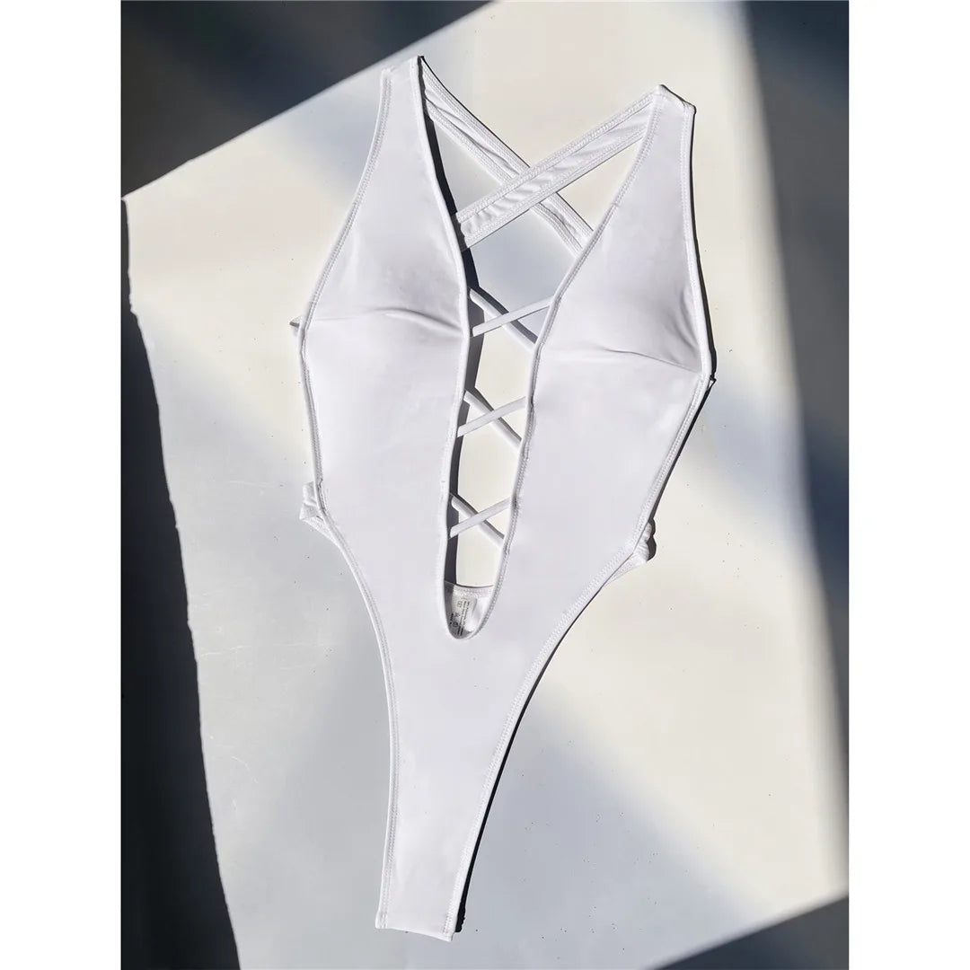 Trauen Sie sich, mutig zu sein in unserem Deep V Neck Mini Thong One Piece Swimsuit für Frauen. Dieser kokette Monokini, der in den Größen S bis XL erhältlich ist, verfügt über einen tiefen V-Ausschnitt, einen frechen Mini-Tanga-Rücken und ein stilvolles Kreuz-Rücken-Design. Der hohe Beinausschnitt der Bademode sorgt für eine langgezogene, statuenhafte Silhouette. Gefertigt aus strapazierfähigem und komfortablem, durchgefärbtem Nylon und Elasthan. Erhältlich in den klassischen Farben Weiß und Schwarz. Ideal für Erwachsene zwischen 18 und 35 Jahren. Kostenloser Versand verfügbar.