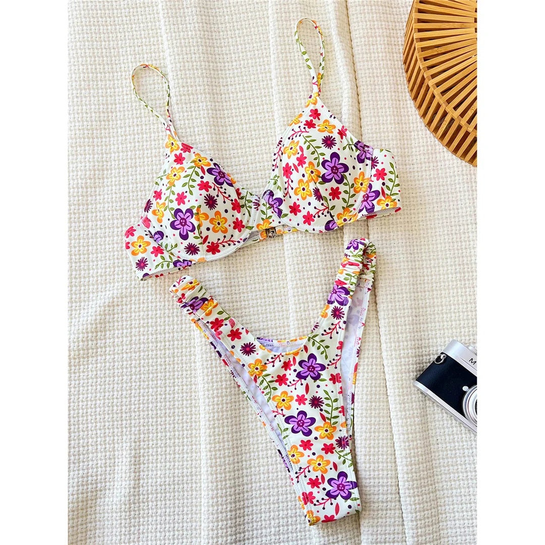 Blühen Sie stilvoll auf mit diesem brasilianischen Bügel-Bikini-Set mit Blumendruck, das mit seinem lebhaften Blumendesign sowohl Halt als auch Eleganz bietet. Dieser zweiteilige Badeanzug aus Polyester und Elasthan verfügt über Bügel-Cups für eine bessere Formgebung und einen gewagten brasilianischen Schnitt für eine bequeme Passform. Perfekt für einen stilvollen Tag am Strand oder am Pool.