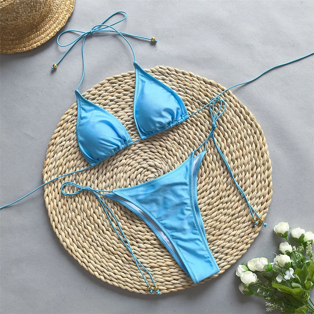 Neckholder-Bikini-Set mit modischem Rock, dreiteiliges Ensemble, Polyester-Elasthan-Gemisch, drahtlose Unterstützung, niedrige Taille, solide Damen-Bademode, verspielter und vielseitiger Look.