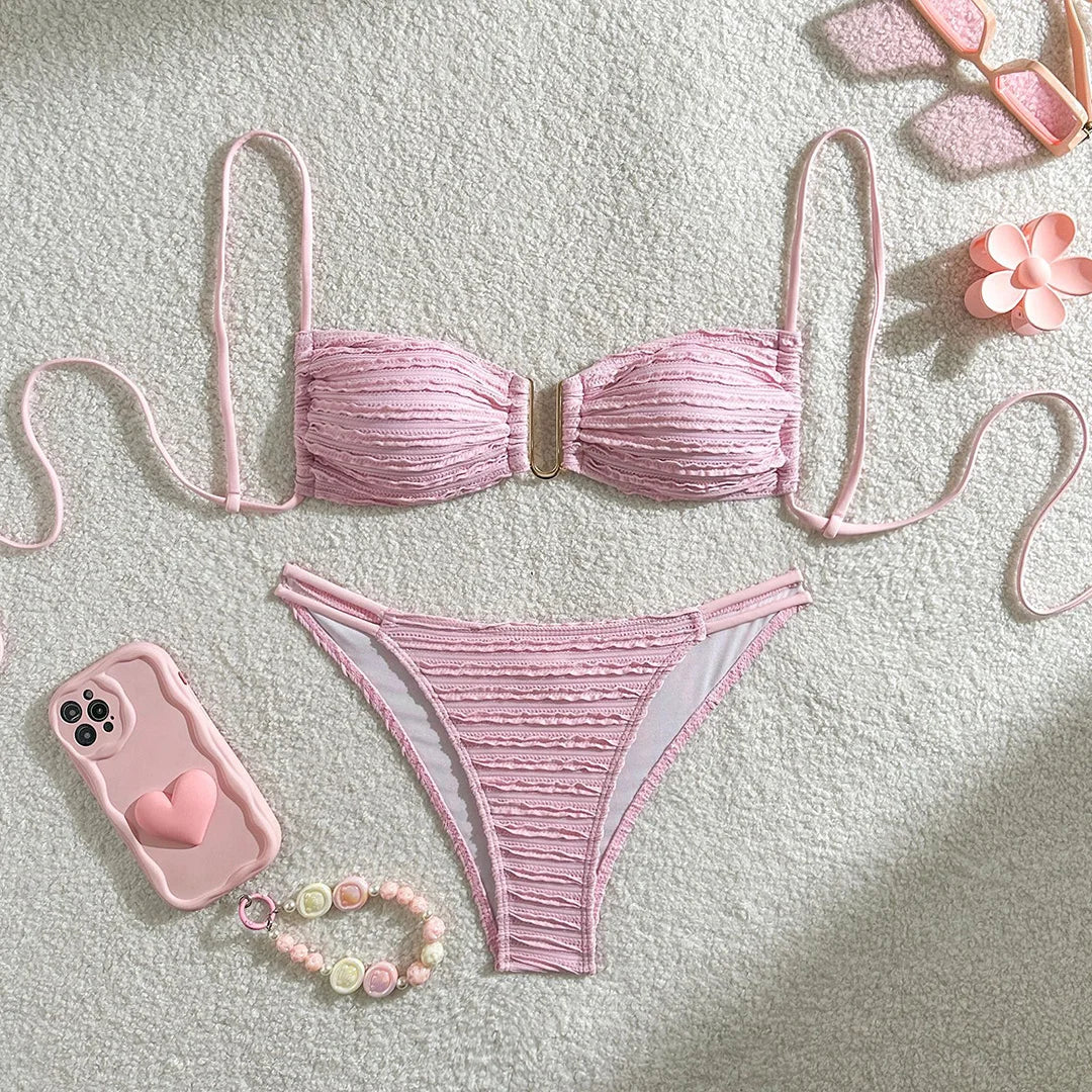 Mit dem Bikini-Set mit U-Ausschnitt und Knitterfalte mit einzigartiger Textur und schmeichelhaftem U-Ausschnitt können Sie Ihren Strandstil aufwerten. Dieser modische zweiteilige Badeanzug hat einen hohen Beinausschnitt für einen eleganten, modernen Look. Er besteht aus Polyester und Elasthan und bietet eine kabellose Passform mit niedriger Taille und stützenden Polstern, die für Komfort und einen auffälligen Auftritt bei sonnigen Abenteuern sorgen. Erhältlich in verschiedenen Farben.