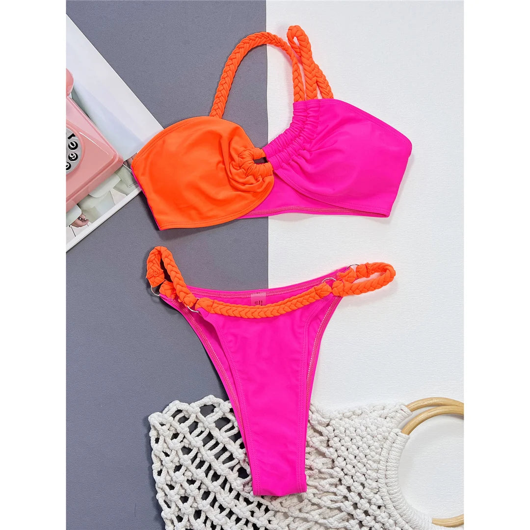 Mit dem asymmetrischen Ein-Schulter-Bikini-Set mit Spleißung fallen Sie auf. Das moderne asymmetrische Design mit einzigartigen Spleißungsdetails ist ein echter Hingucker. Dieser zweiteilige Badeanzug in Patchwork-Optik bietet eine modische Abwandlung klassischer Strandmode. Er ist aus Polyester und Elasthan gefertigt und verfügt über einen kabellosen Träger, eine niedrige Taille und stützende Pads - perfekt, um den Badestil mit modernem Flair aufzuwerten. Erhältlich in mehreren leuchtenden Farben.