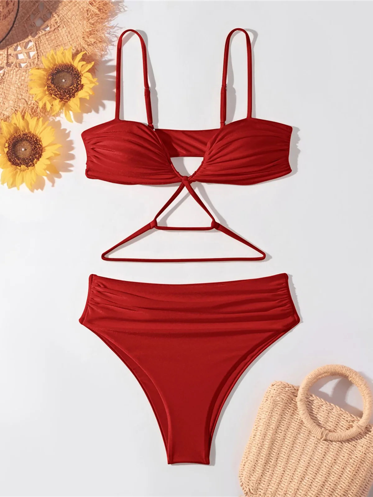 Bikini-Set mit V-Ausschnitt und hoher Taille, erhältlich in den Größen S bis XL. Hergestellt aus Nylon und Spandex in einem festen Muster. Das Set besteht aus einem verführerischen Oberteil mit V-Ausschnitt und einer Hose mit hoher Taille - perfekt für alle, die eine Mischung aus Vintage-Charme und modernem Stil suchen. Die einzigartige faltige Textur des Sets verleiht Ihrem Pool-Look Tiefe. Erhältlich in den Farben Rot, Lila, Rosa und Orange.