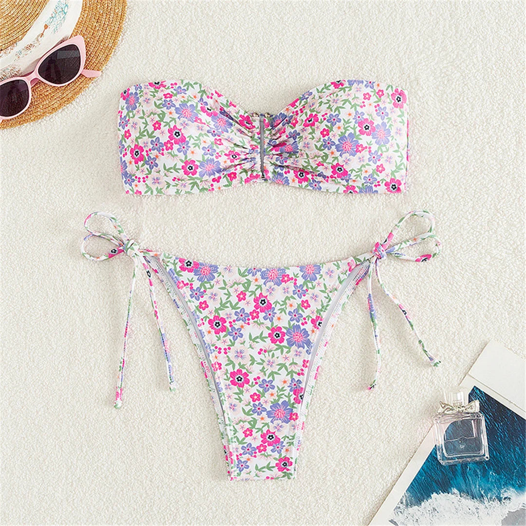 Floral bedrucktes Bandeau-Bikini-Set mit Nylon, Elasthan, drahtlos, niedrige Taille, Frauen, zweiteilig in floralem Muster.