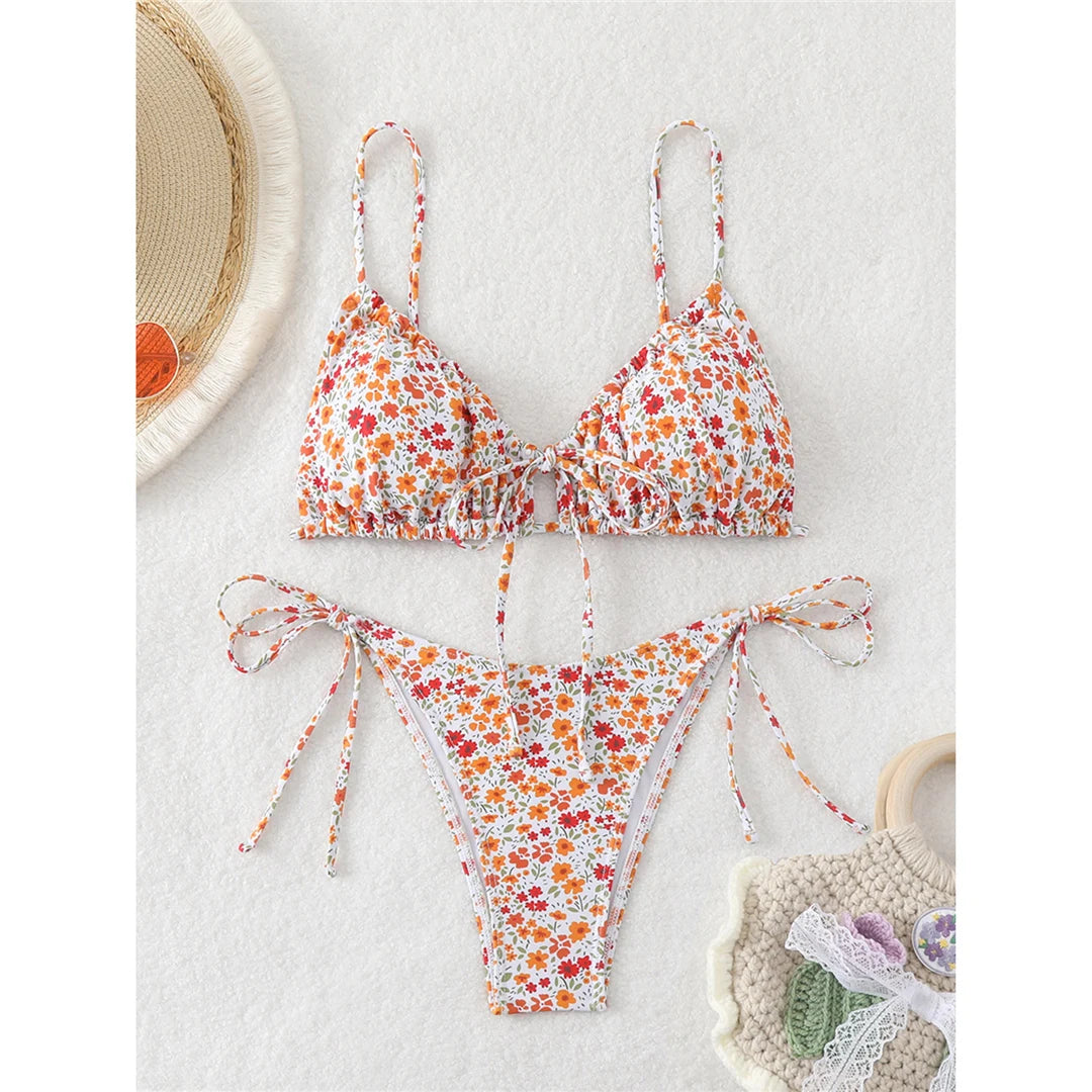 Blumen bedrucktes Bikini-Set mit hohem Beinausschnitt und bezauberndem Blumendruck, Polyester-Elasthan-Material, drahtloses Design mit niedriger Taille für Frauen, betont die Kurven für einen stilvollen Strand-Look.