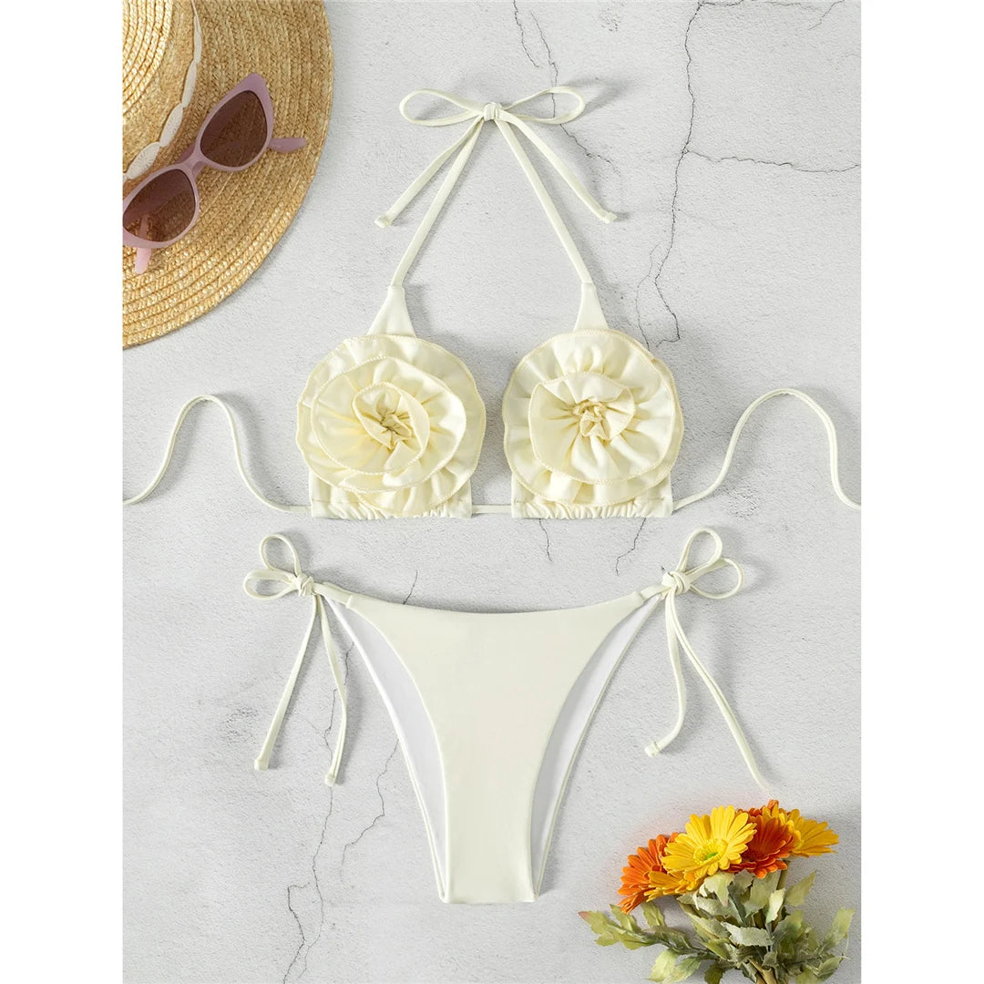 3D Blumen Halter Bikini, Riemchen Zweiteiliger Badeanzug, Hochgeschnittenes Design, Florale Details, Polyester, Elasthan, Solide Farbe, Drahtfrei, Niedrige Taille, Damen Badebekleidung, Eleganter Moderner Stil, Beige.