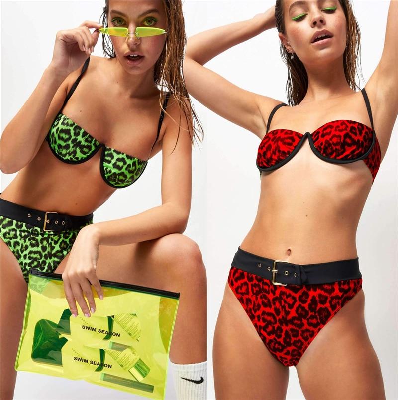 Roter Bikini mit Leopardenmuster