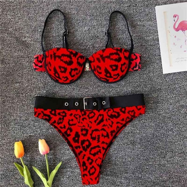 Roter Bikini mit Leopardenmuster