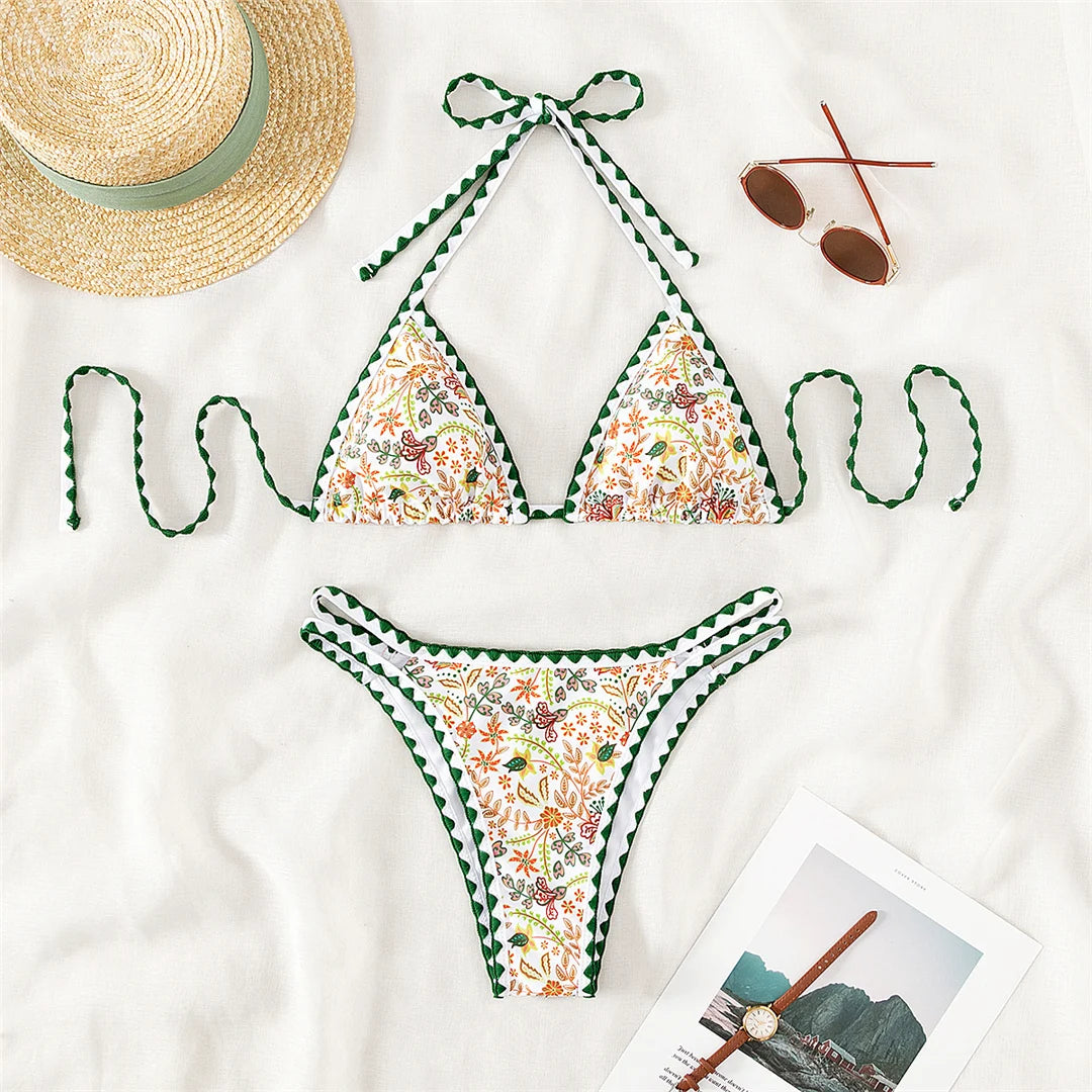 Ensemble de bikinis brésiliens à dos nu imprimé de fleurs pour femmes. Fabriqué en Nylon et Spandex, il s'adapte à la taille, avec un soutien sans fil. Taille basse pour un look flatteur. Disponible en tailles S, M, L et en couleurs Vert foncé imprimé, Vert foncé et Multicolore. Parfait pour un vêtement de plage vibrant et stylé.