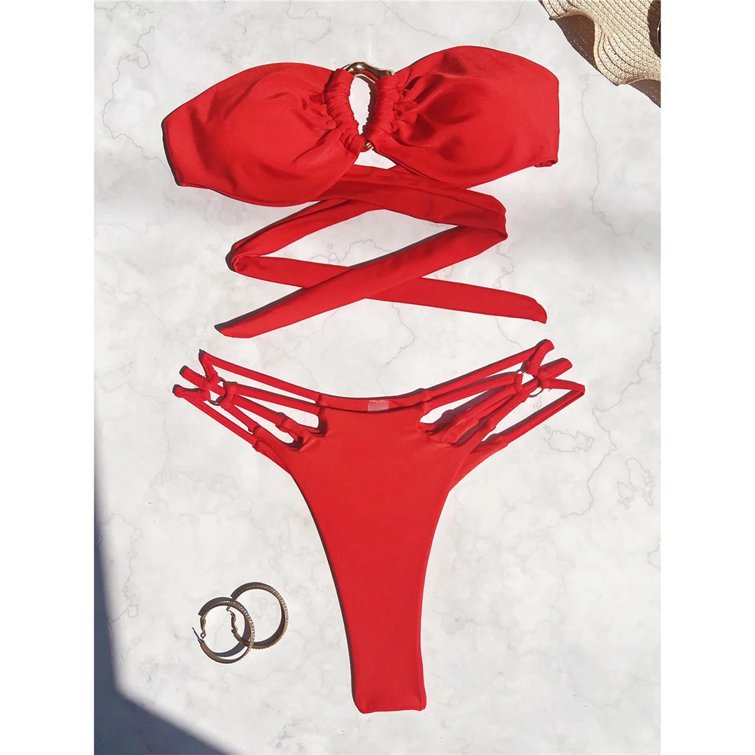 Bikini bandeau, anneaux métalliques, texture froissée, maillot de bain deux pièces, coupe haute, polyester, élasthanne, couleur unie, sans fil, taille basse, maillots de bain pour femmes, look tendance et élégant, rouge.