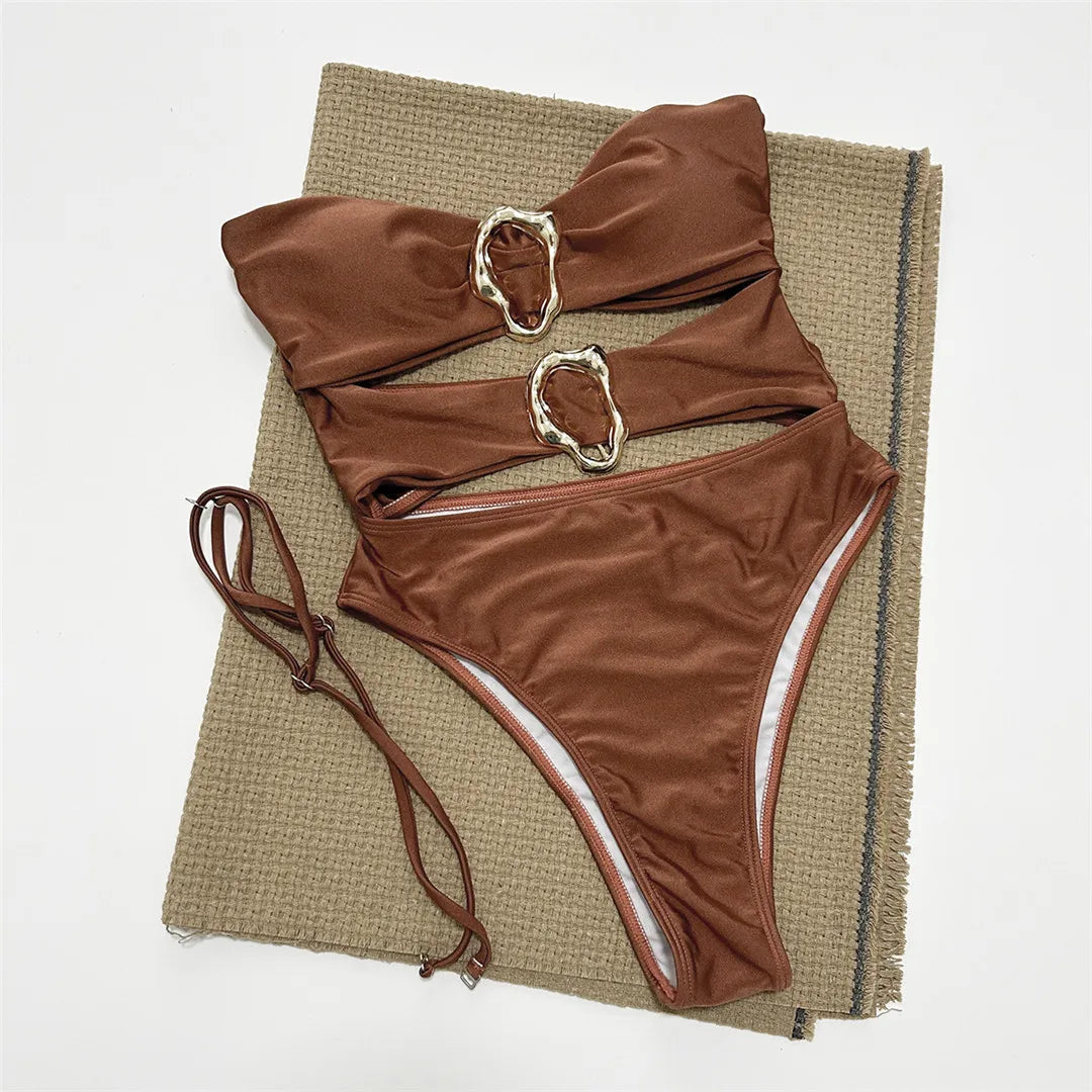 Maillot de bain une pièce bandeau, anneaux métalliques, découpe, jambe haute, style triangle, polyester, élasthanne, bretelles réglables, monochrome, couleur unie, maillots de bain pour femmes, look audacieux et élégant, marron, rouge, noir.