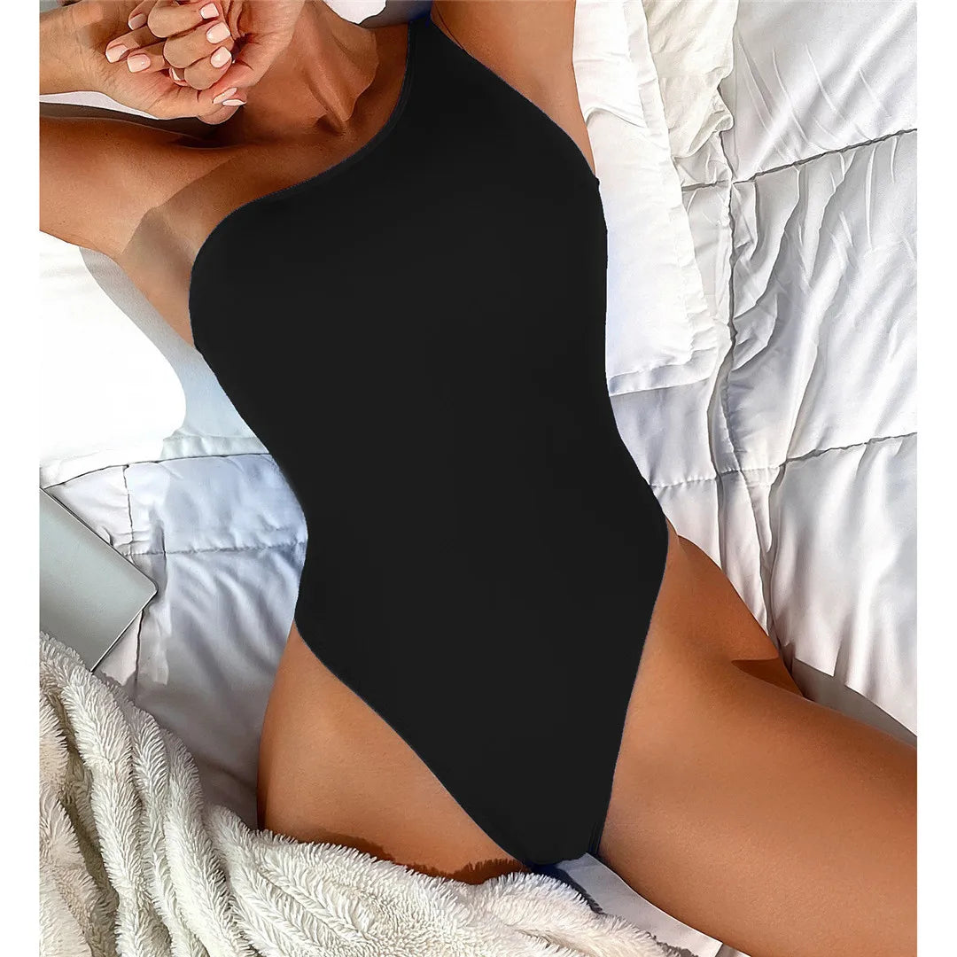 Maillot de bain une pièce asymétrique avec découpe et dentelle en noir et bleu. Parfait pour les femmes de 18 à 35 ans. Ce monokini moderne et chic est fabriqué en nylon et spandex et s'adapte à toutes les silhouettes. Sa coupe jambe haute et sa conception à une épaule sont à la fois flatteuses et confortables. Il présente un motif uni avec un détail de laçage pour plus de sophistication. Disponible en tailles S, M, L et prêt à être expédié gratuitement. Immergez-vous dans le style avec cette pièce unique lors de votre prochaine sortie à la piscine ou à la plage.