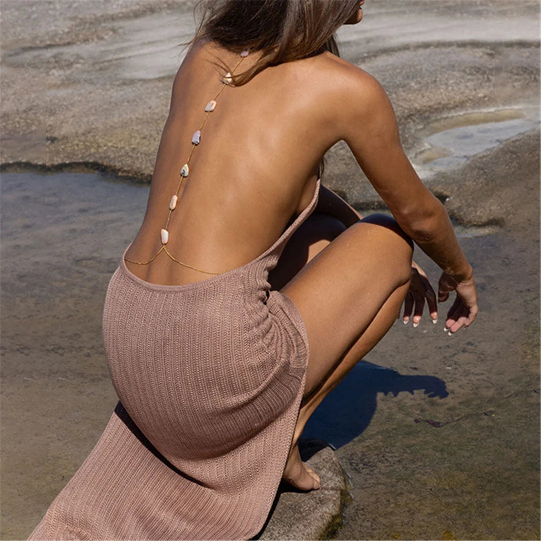 Tunica Halter Backless High Split Crochet, un copricostume da spiaggia per donne dai 18 ai 35 anni. Realizzato in Nylon, Poliestere e Cotone nei colori solidi Khaki e Beige. Le caratteristiche includono una scollatura halter, un design senza schienale, un'intricata lavorazione all'uncinetto e uno spacco alto per un mix di fascino e stile bohémien. Disponibile nelle taglie S, M e L. Attualmente in stock e disponibile per la spedizione gratuita.