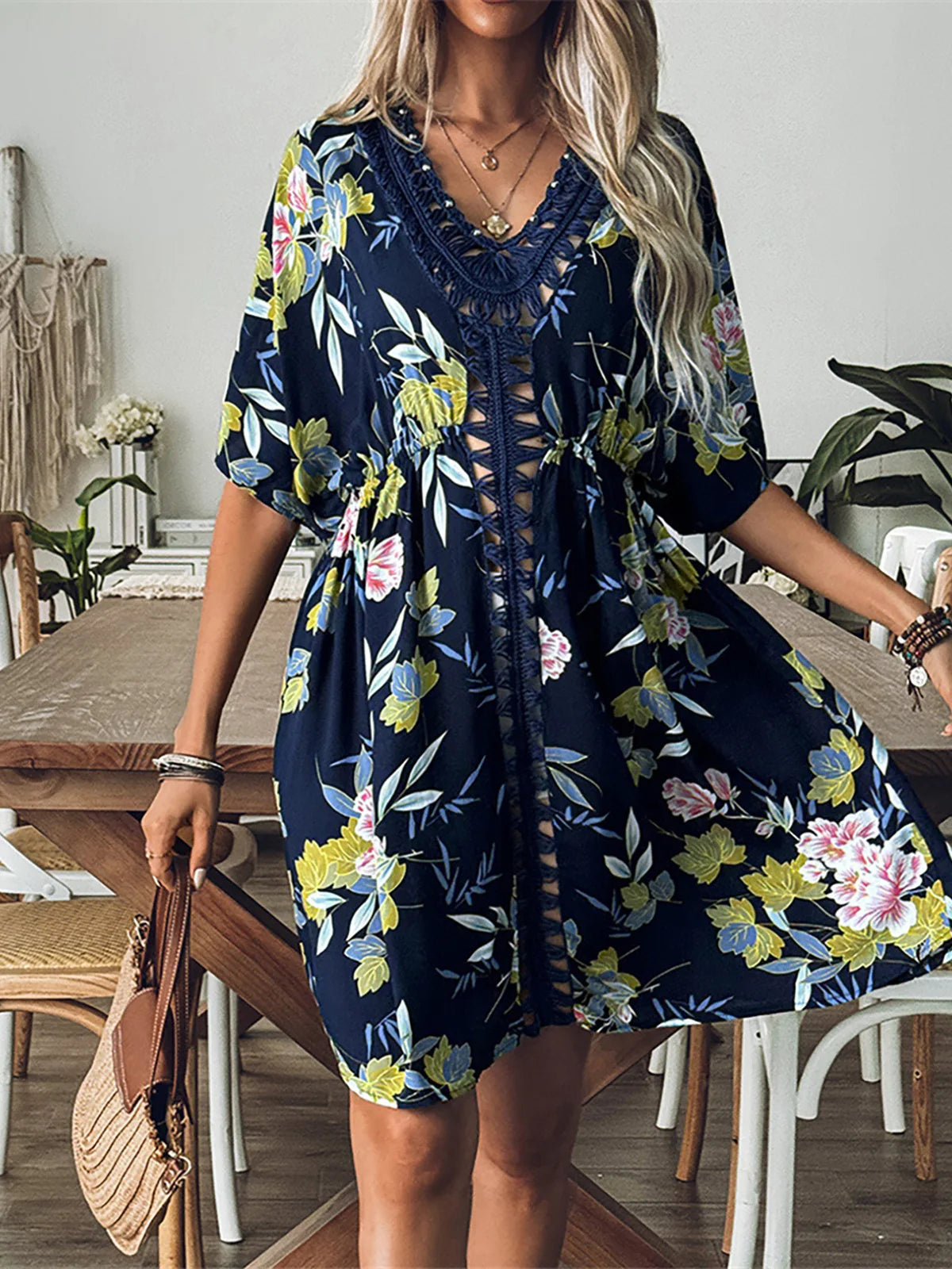 Flowers Printed Half Sleeve Crochet Tunic, un copricostume da spiaggia ideale per le donne tra i 18 e i 35 anni. Composta da nylon, poliestere e cotone, questa tunica a taglia unica si adatta alle taglie S, M e L e unisce il fascino della maglia all'uncinetto a una deliziosa stampa floreale per un look femminile e disinvolto. Attualmente disponibile in magazzino con possibilità di spedizione gratuita.