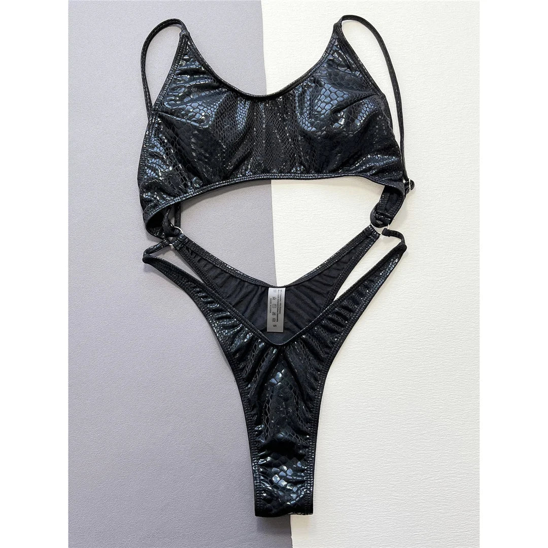 Costume da bagno intero da donna con motivo a pelle di serpente, Caratterizzato da un audace taglio sul ventre e da un mini perizoma sul retro, Allure con taglio a gamba alta, Costume da bagno avventuroso, Materiale in nylon e spandex, Modello tinta unita, Vestibilità regolare, Taglie disponibili: Da S a XL, Colore: Nero